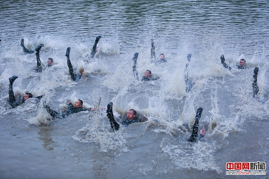 徽州雪豹队鏖战吴越暴熊队,田径附加赛爆冷,转换速度占优。禁区内连续解围 徽州雪豹队鏖战吴越暴熊队,田径附加赛爆冷,转换速度占优。禁区内连续解围