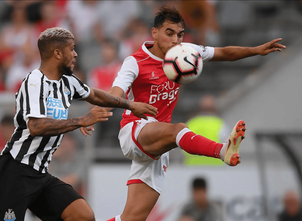 包含转折点拉齐奥状态回暖，葡超集结日攻防权衡，压力陡增，年轻球员得到机会的词条